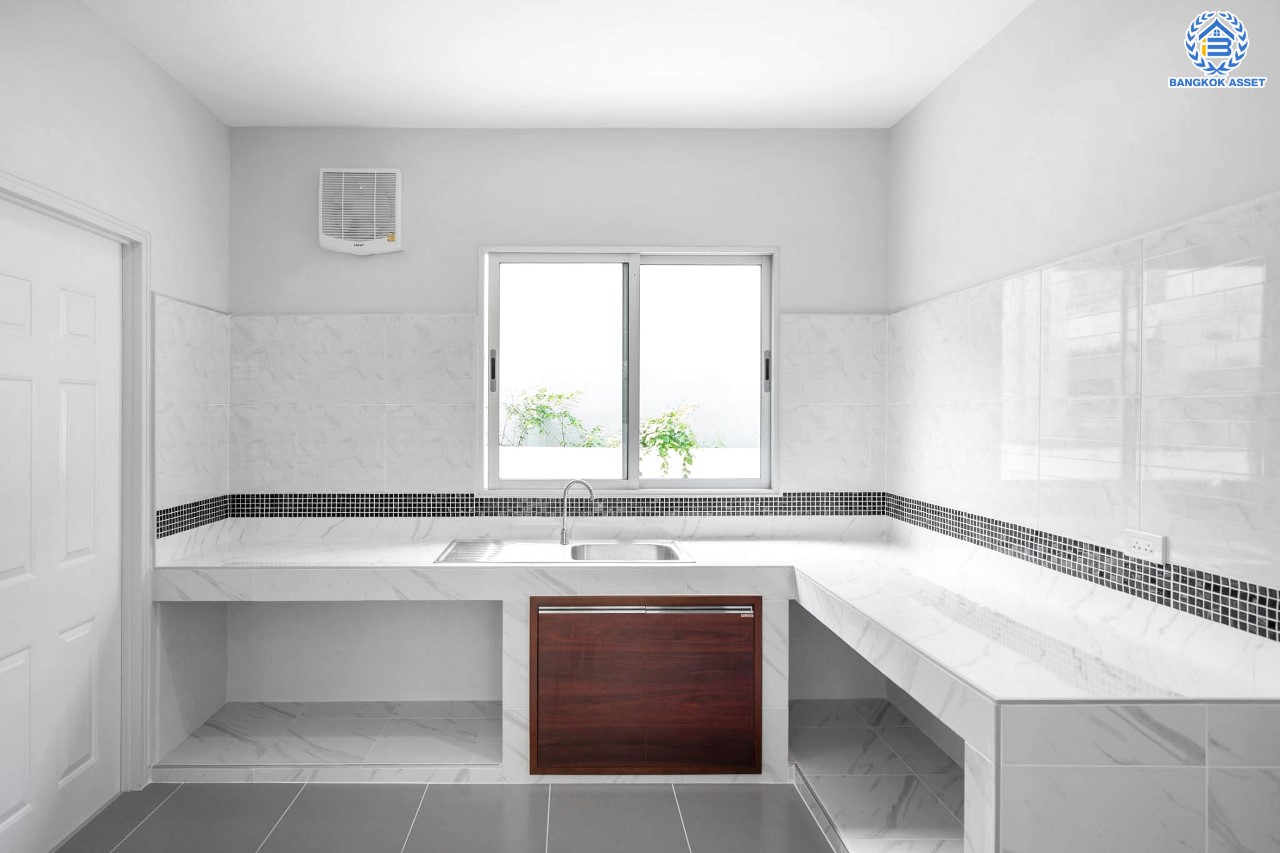 บ้านมือสองตกแต่งใหม่ ม.วิลล่าการ์เด้น3 บางกรวย-ไทรน้อย เนื้อที่ 52 ตร.ว. ฟังก์ชัน 3 ห้องนอน 3 ห้องน้ำ จอดรถได้ 2 คัน บรรยากาศเป็นส่วนตัว บนทำเลศักยภาพ ใกล้เซ็นทรัลเวสต์เกต เชื่อมต่อหลายเส้นทาง ถ.รัตนาธิเบศร์, ถ.กาญจนาภิเษก และราชพฤกษ์ และรถไฟฟ้า "สถานีบางพลู"